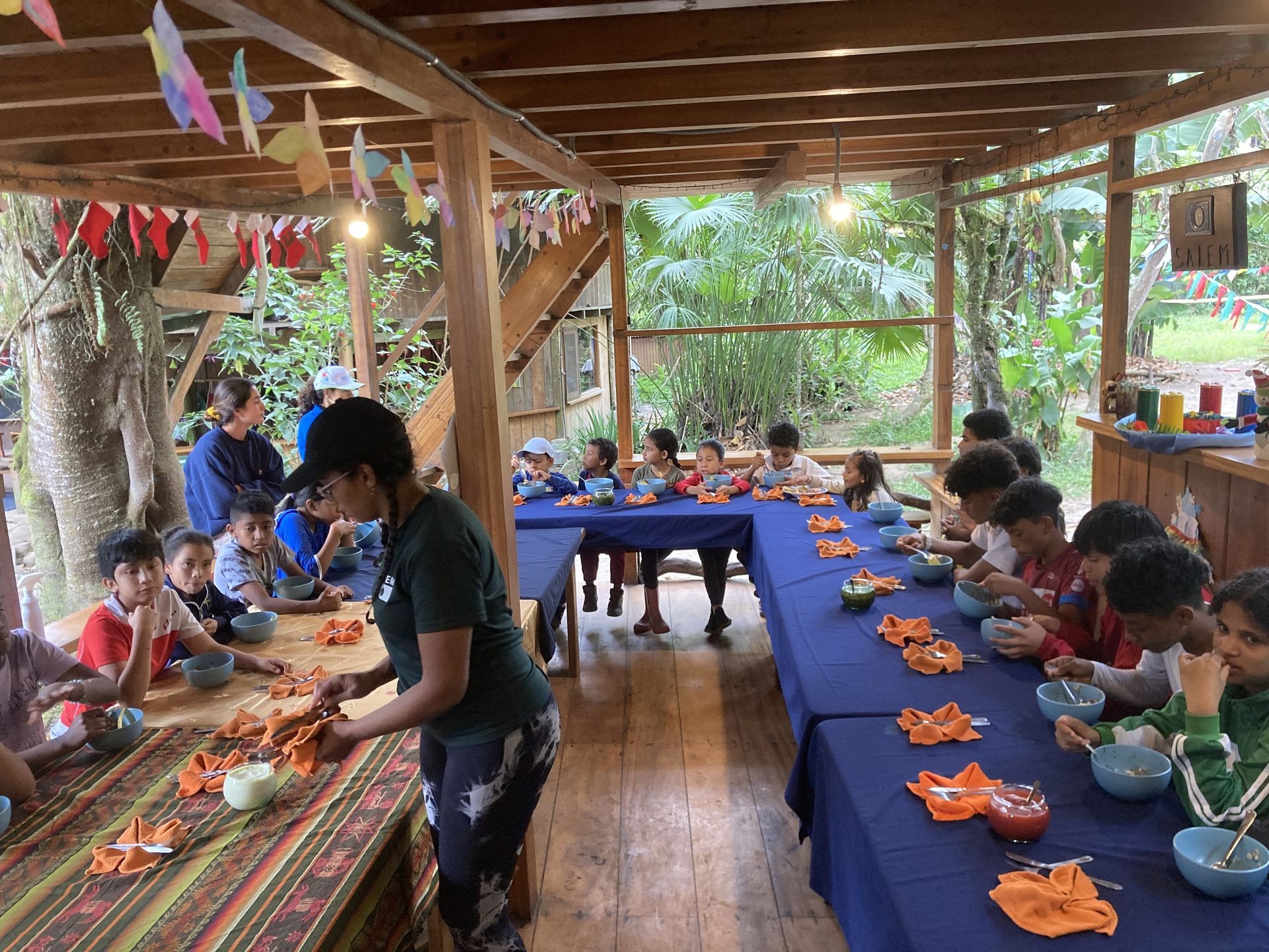 Niños en almuerzo nutritivo en SALEM